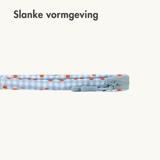 Zijaanzicht van een slanke laptop sleeve met blauw-wit geruit kersendessin.