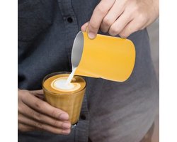 Koffiekan Roestvrijstaal - Opschuimkan Melkopschuimer - Latte Art Maken - Ergonomisch Handvat - 600 ml - Geel