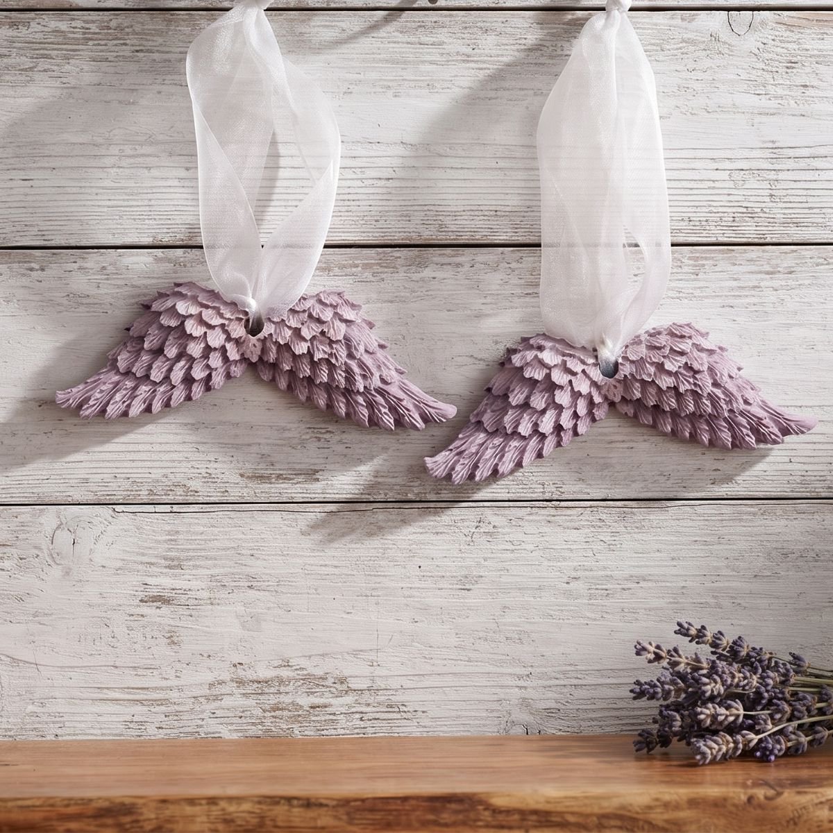 Engelenvleugels Decoratie Hangers Lavendel 2 stuks - Geluksbrenger - Decoratieve Hanger met wit organza lint - Gelukshanger