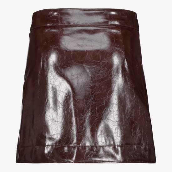Korte aubergine PU leren rok met rechte pasvorm en gekreukelde textuur.