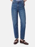 Close-up van het onderlichaam in een blauwe Straight fit jeans met bruine schoenen.