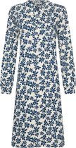 Nachthemd van Pastunette met knoopsluiting en blauw bloemendessin op een ecru ondergrond.