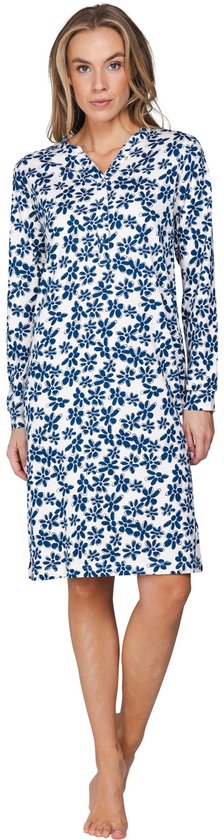 Model draagt een nachthemd van Pastunette met lange mouwen en een ecru-blauw bloemenpatroon.