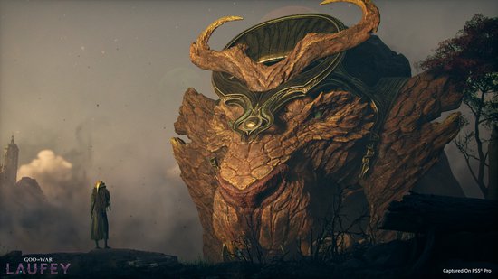 Groot, geschubd draakachtig wezen met gouden ornamenten voor een mysterieus figuur.