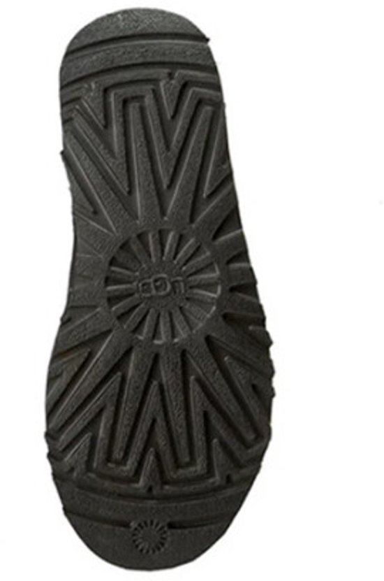 Zool van een zwarte UGG laars met gripprofiel.