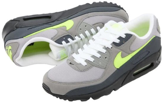Grijze Nike Air Max 90 sneakers met neon accenten en witte veters.