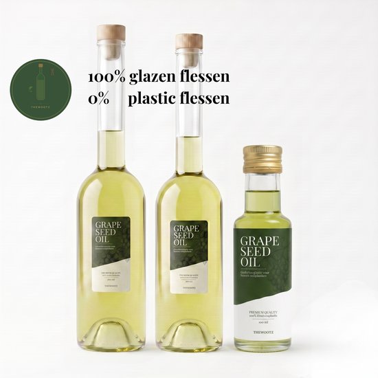 Drie glazen flessen met "GRAPE SEED OIL" etiket. Twee grote en één kleine fles.