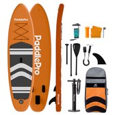 Twee oranje PaddlePro SUP boards, één liggend en één staand, met complete set accessoires.
