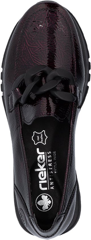 Bordeauxrode lakleren loafer met kettingdetail en profielzool. Binnenzool met Rieker logo.