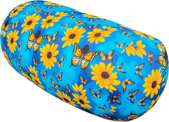Blauw kussen met zonnebloemen en vlinders, op zwarte achtergrond.