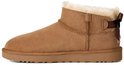 Zijaanzicht van een bruine UGG Ultra Mini Bailey Bow laars met bruine strik en witte vacht.