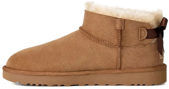 Zijaanzicht van een bruine UGG Ultra Mini Bailey Bow laars met bruine strik en witte vacht.