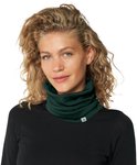 Vrouw met een donkergroene merinowollen col en zwarte trui.