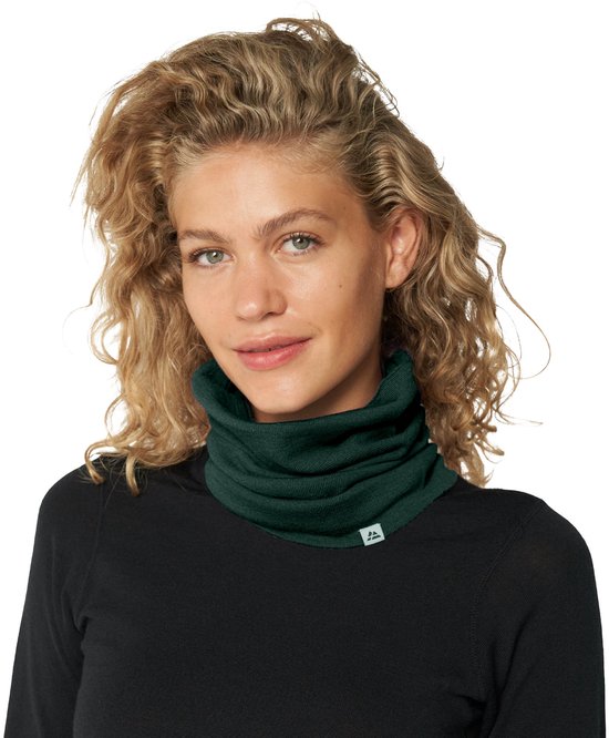 Vrouw met een donkergroene merinowollen col en zwarte trui.