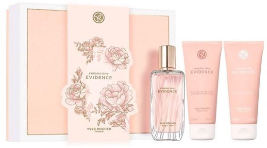 Een geschenkset met een Eau de Parfum flesje en twee tubes van douchegel en bodymilk, alles in zachtroze verpakking met bloemenprint.