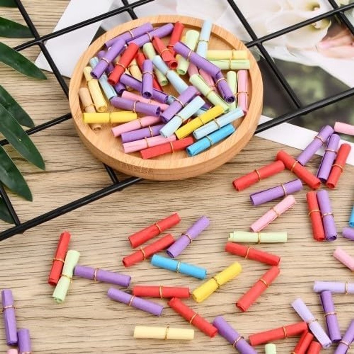 Mini Papieren Rollen 100 Stuks, 6 x 2.5 cm Kleurrijke Wensbriefrollen met Kleine Scrolls voor Liefdesberichten, Perfect voor Verjaardagen en Bruiloften