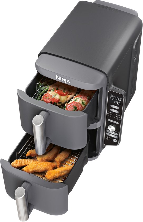Zwarte Ninja dubbele heteluchtfriteuse met twee laden, een met kipfilet en groenten, de andere met kipnuggets.