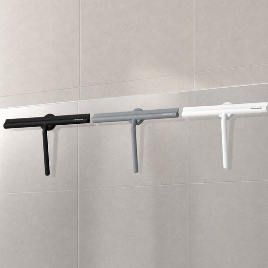 Raclette de douche Minismus en noir, gris et blanc avec support magnétique sur fond carrelé.