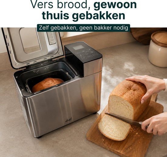 Zilverkleurige broodbakmachine met een brood erin en een gesneden brood.
