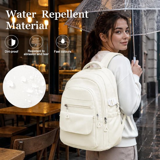 Vrouw met een licht beige rugzak onder een paraplu op een regenachtige dag. Een close-up toont waterdruppels op het waterafstotende materiaal.