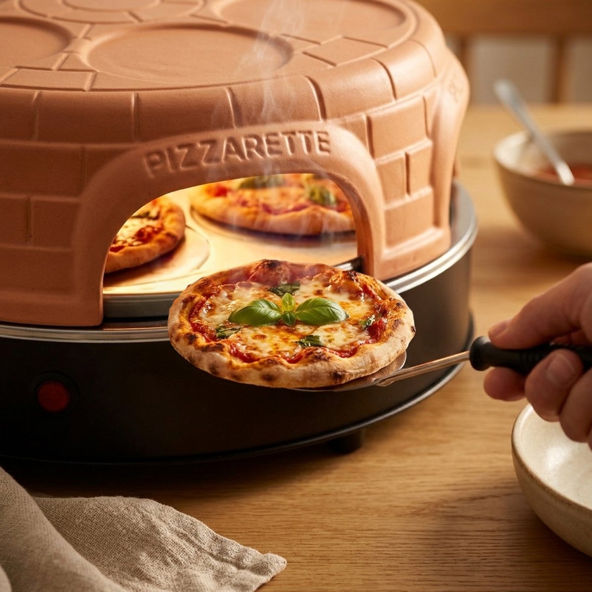 Emerio Pizzarette Origineel - 6 Persoons Pizza Oven - Handgemaakte Terracotta Koepel - 6 Geïsoleerde Bakspatels - RVS Bakplaat - Gourmetstel - PO-115848.1 1500W – foto 2