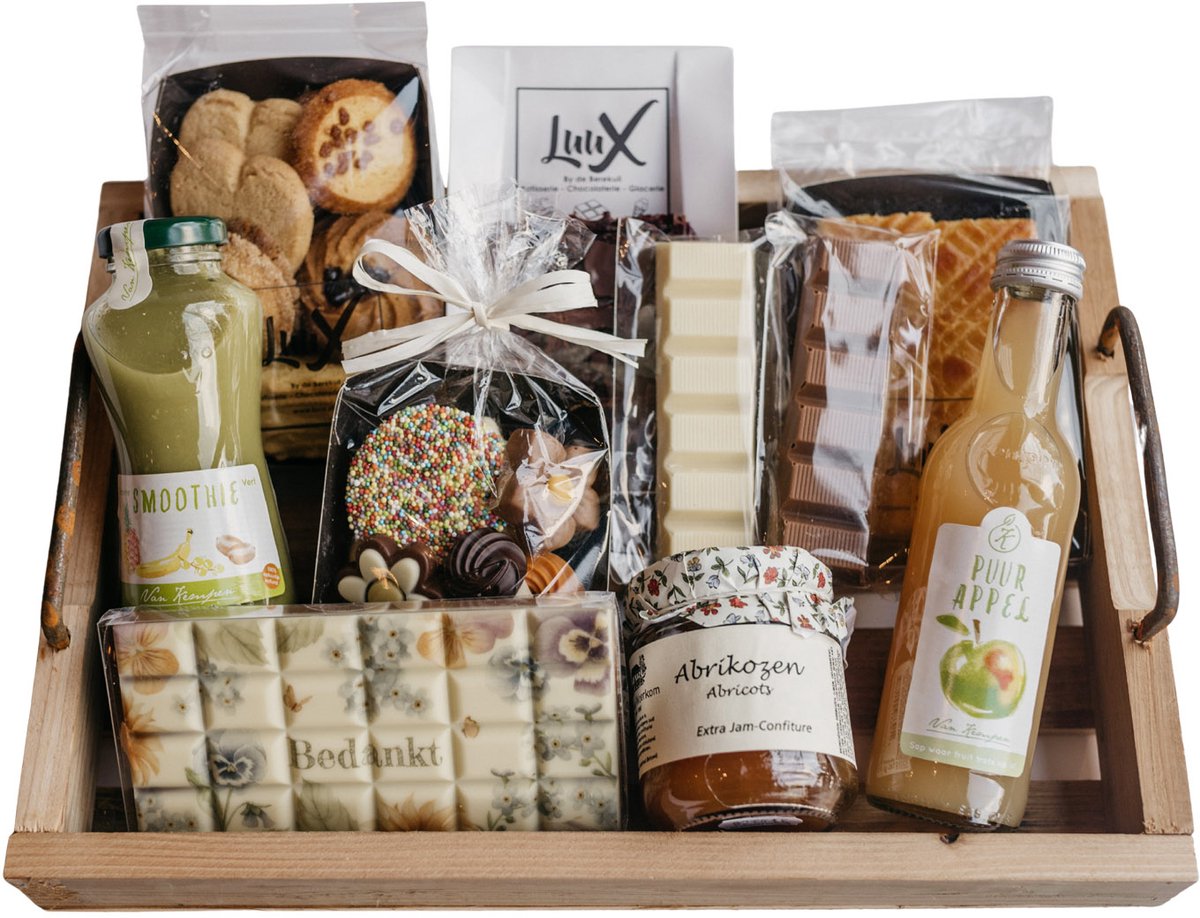 Chocolade, koekjes, sapje en smoothie op houten tray groot