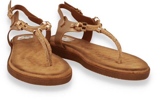 Gouden sandalen met gesp, dunne bandjes en kraaltjes.