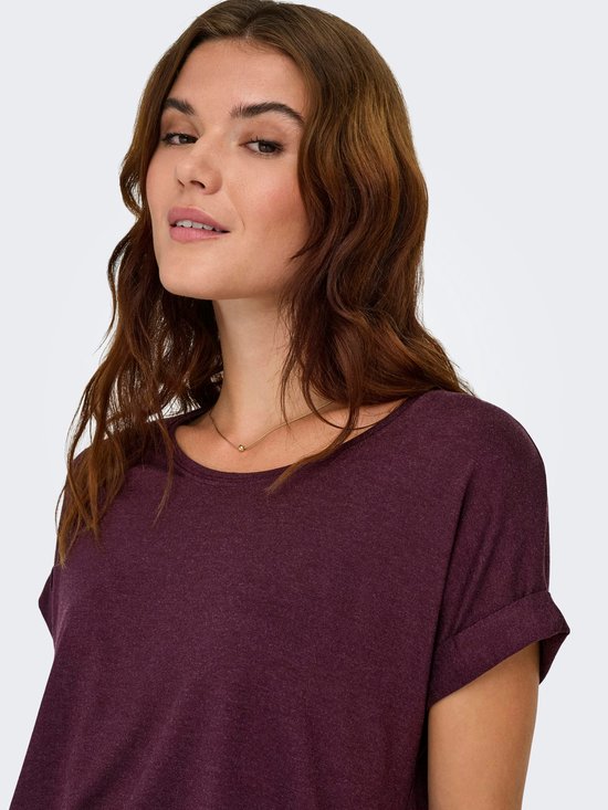 Dames t-shirt met boothals in bordeauxrood met opgerolde mouwen.