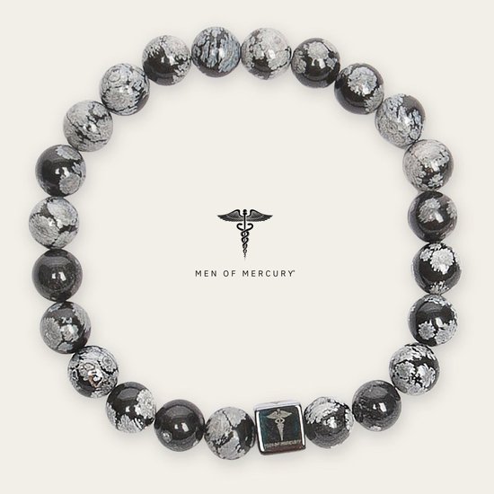 Elastische armband met zwart-witte snow obsidian kralen en een zilverkleurige bedel met logo.
