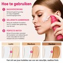 Model brengt roze flacon foundation aan. Demonstratie van lichte, medium en donkere huidtinten.