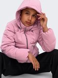 Meisje met een roze pufferjack, zwart broek, zittend.