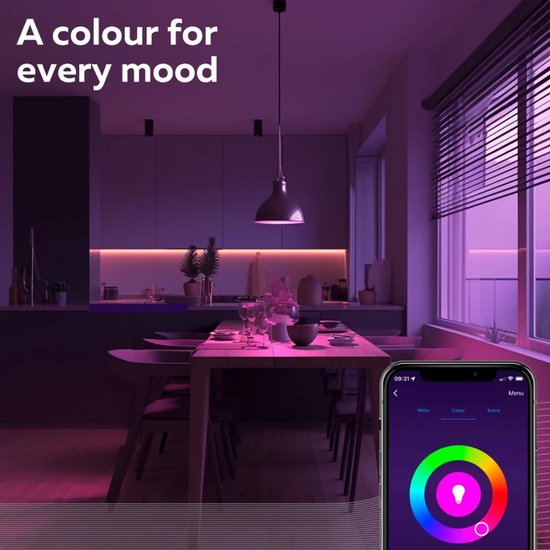 Een moderne keuken met eettafel, verlicht met paarse LED-strips aan de muur en een hanglamp. Een telefoon toont de bedieningsapp met een kleurenspectrum.