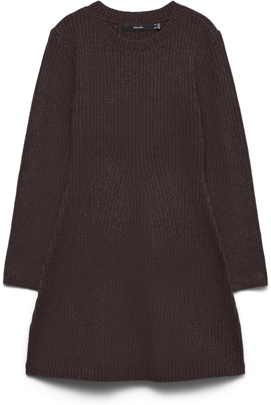 Robe courte tricotée de couleur marron avec des manches longues et un col rond. La robe a une texture côtelée et une coupe évasée.