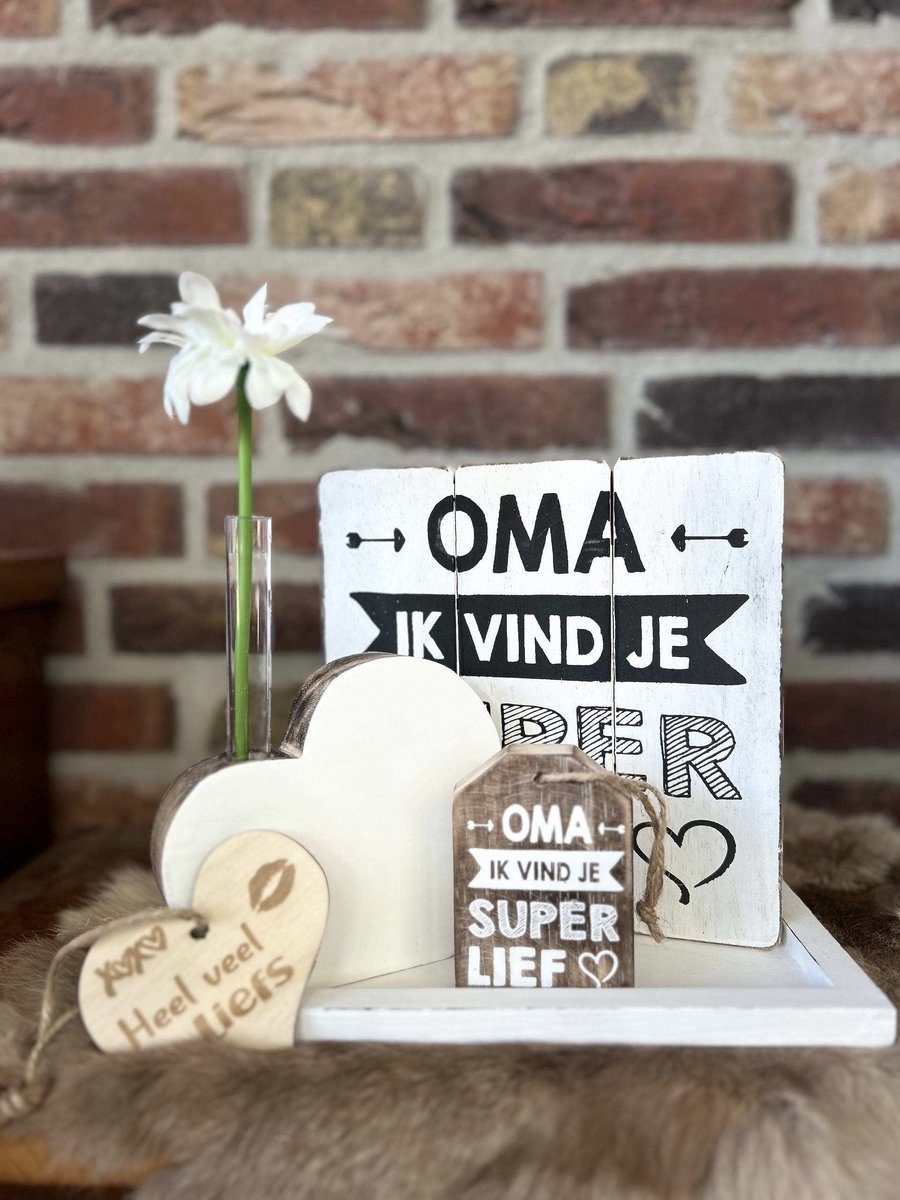 Creaties van hier – dienblaadje wit - bloem – Hart met buisje – teksthanger - tekstbordje Oma wit - met houten hartje