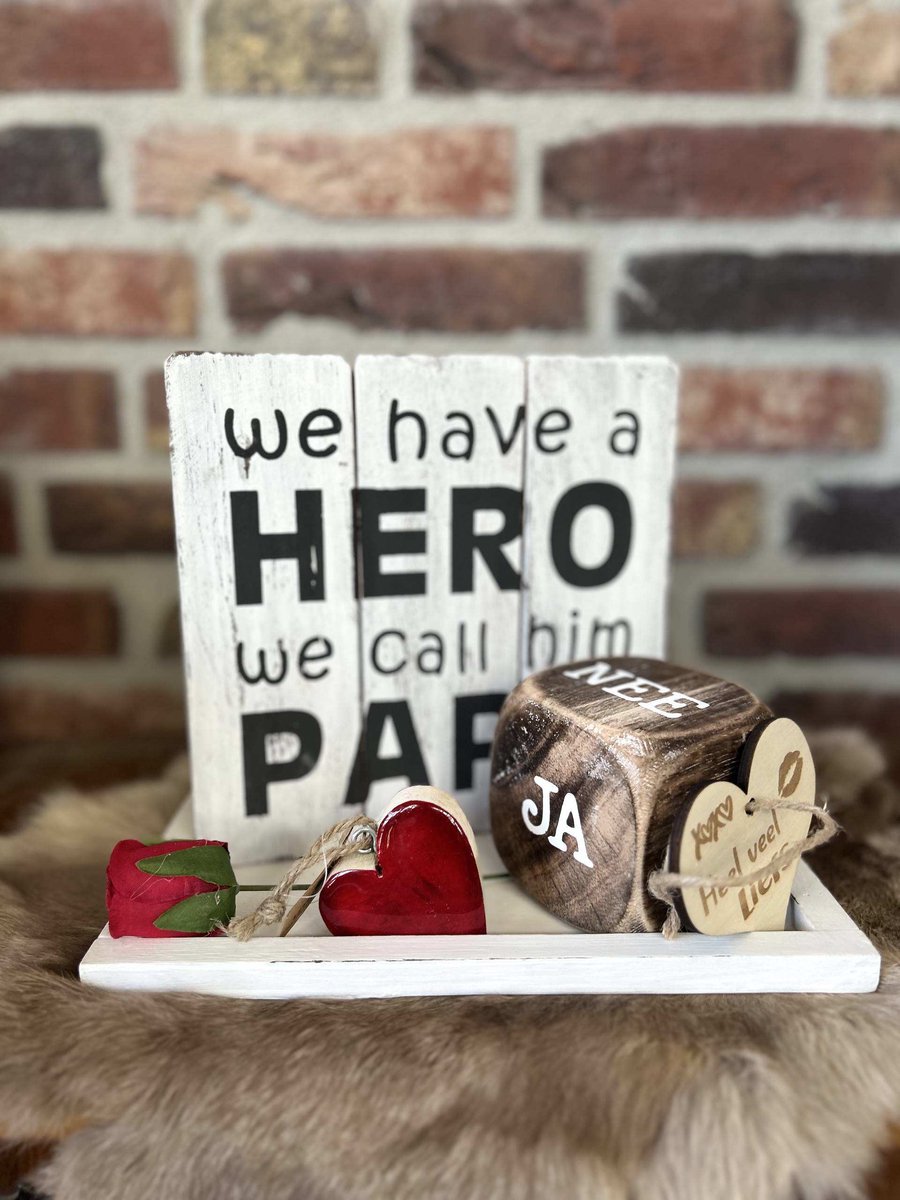 Creaties van hier – dienblaadje wit - Rode roos - rood hart - dobbelsteen Ja en Nee - tekstbordje papa Hero wit - met houten hartje