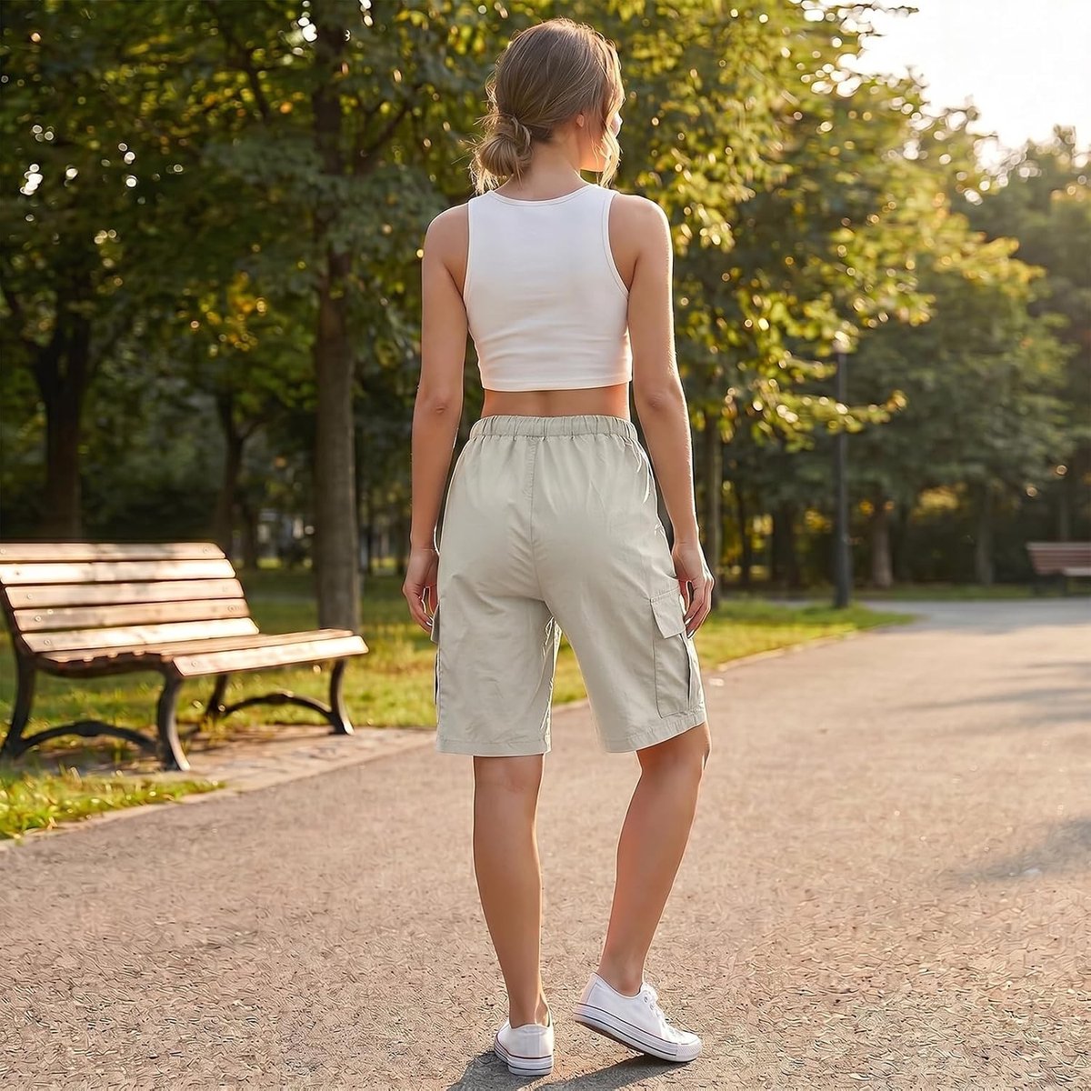 Knie-lange cargoshorts voor dames met elastische tailleband en trekkoord, ideaal voor casual zomeroutfits, outdooractiviteiten en reizen.