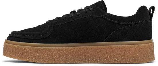 Zijzicht van zwarte suède veterschoenen met dikke crêpezool.