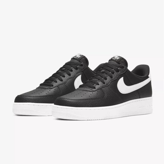 Zwarte leren Nike Air Force 1 sneakers met witte zolen, witte swooshes en witte hielen.
