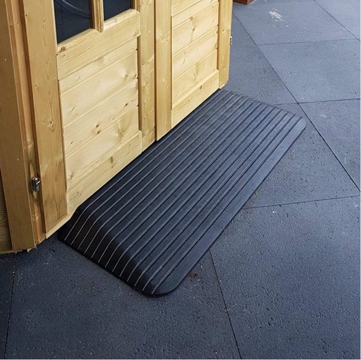 Drempelhulp Rubber - Oprijplaat Stoeprand - Mobiliteit Verbeteren - Gemaakt Van Gerecycled Rubber - 25 Cm Hoog - Zwart