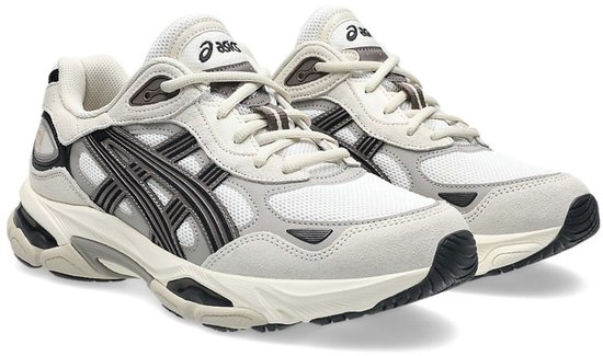 Crème ASICS GEL-NYC 2.0 sneakers met witte mesh en beige suède overlays. Zwarte ASICS-stripes op de zijkant.