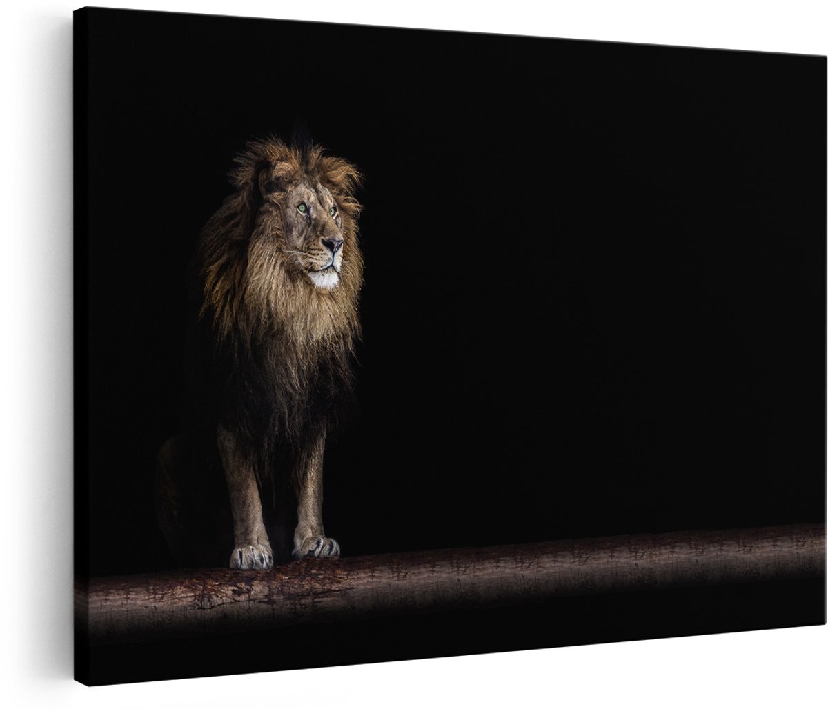 Artaza Canvas Schilderij Leeuw met Groene Ogen op een Boomstronk - 150x100 cm - Groot - Foto Op Canvas - Wanddecoratie Woonkamer