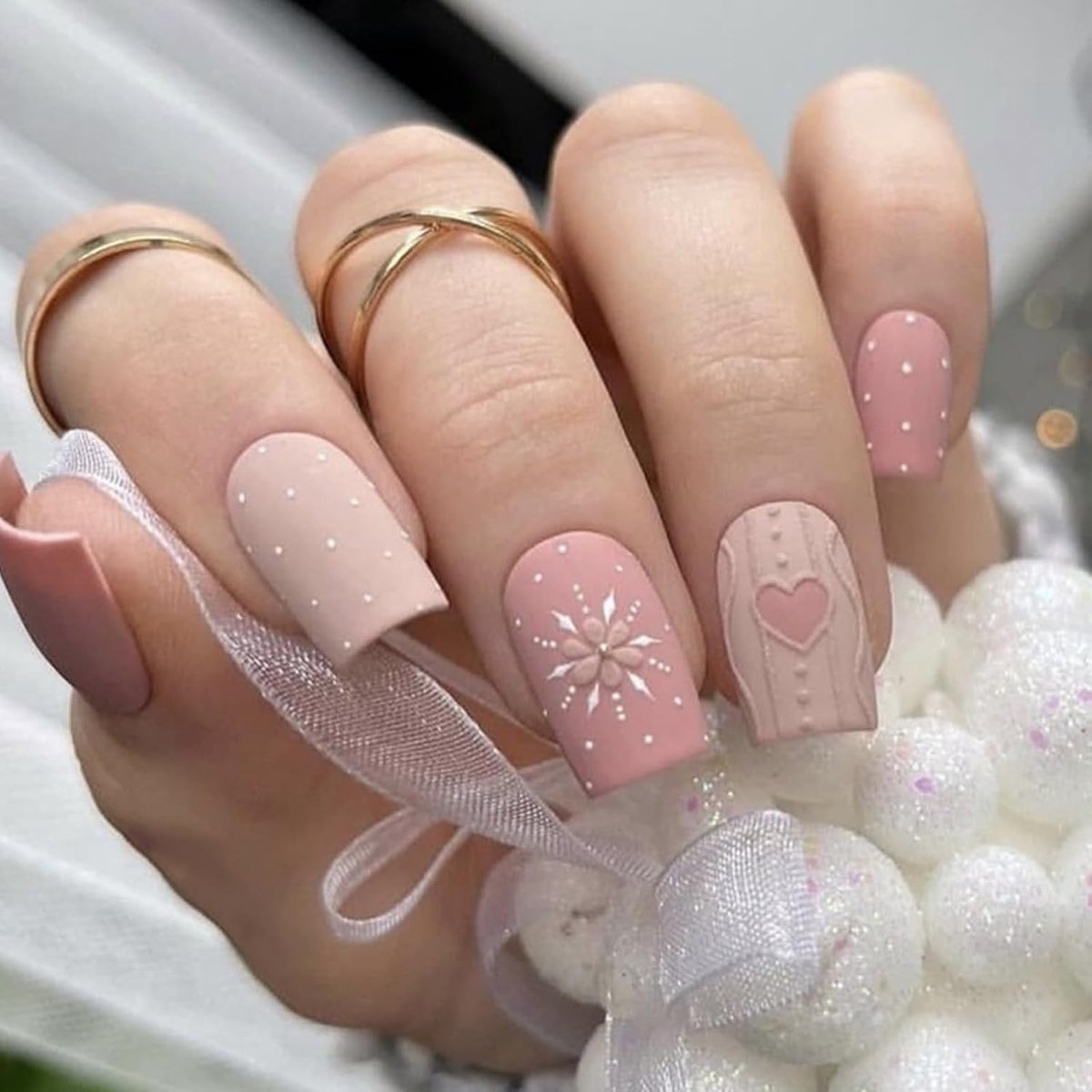 Neppolen 24 Stuks Middelgroot Vierkant Roze Franse Matte - 3D Sneeuwvlokken Hart - Kunstnagels voor Thuis Manicure - ShopVlot