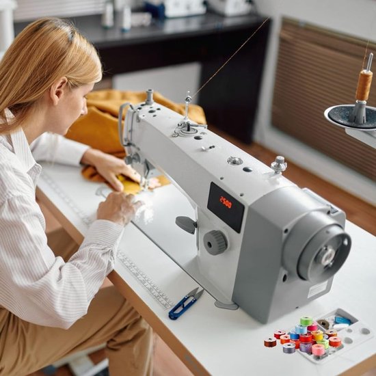 Set van 60 Transparante Universele Plastic Spoelen voor Naaimachines - Ideaal voor Quilten, Borduren en Creatief Naaiwerk — afbeelding 3