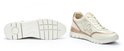 Sneaker Pikolinos en cuir écru perforé, accents dorés, fermeture éclair et lacets. Détails dorés métalliques sur le côté et le talon. La semelle est visible.