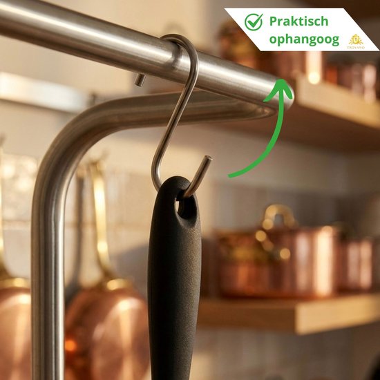 Zwarte pollepel hangt aan een metalen haak. Tekst: Praktisch ophangoog.