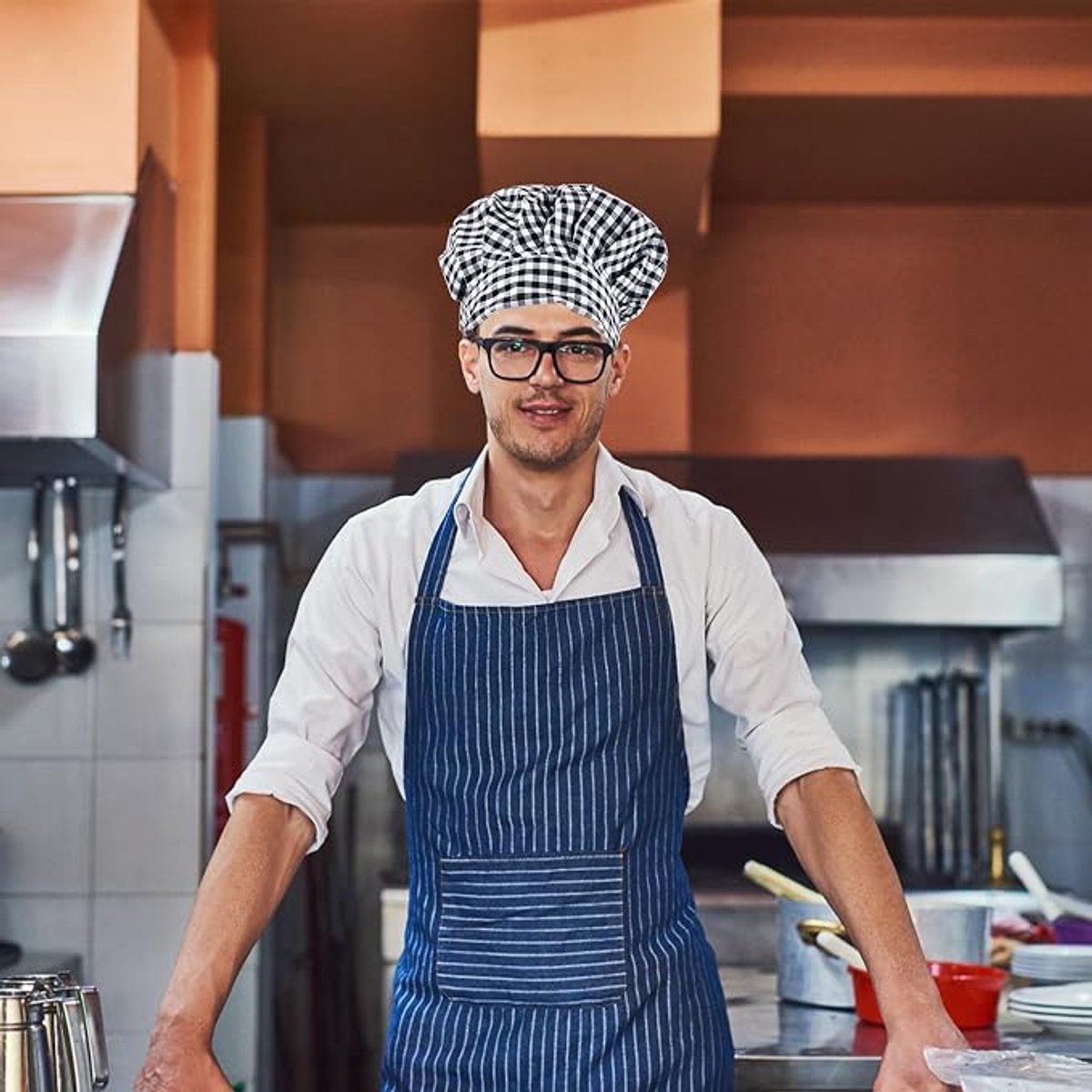 Set van 2 Geruite Chefsmutsen – Klassieke Rood-Wit en Zwart-Wit Geblokte Koksmutsen voor Professioneel en Thuisgebruik