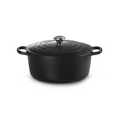 Zwarte Le Creuset braadpan met zilverkleurige knop op het deksel.
