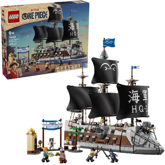 LEGO One Piece Garp's Marine Battleship met zwarte zeilen, 'Garp's Marine Battleship' en 'Marine Victory Day' borden.