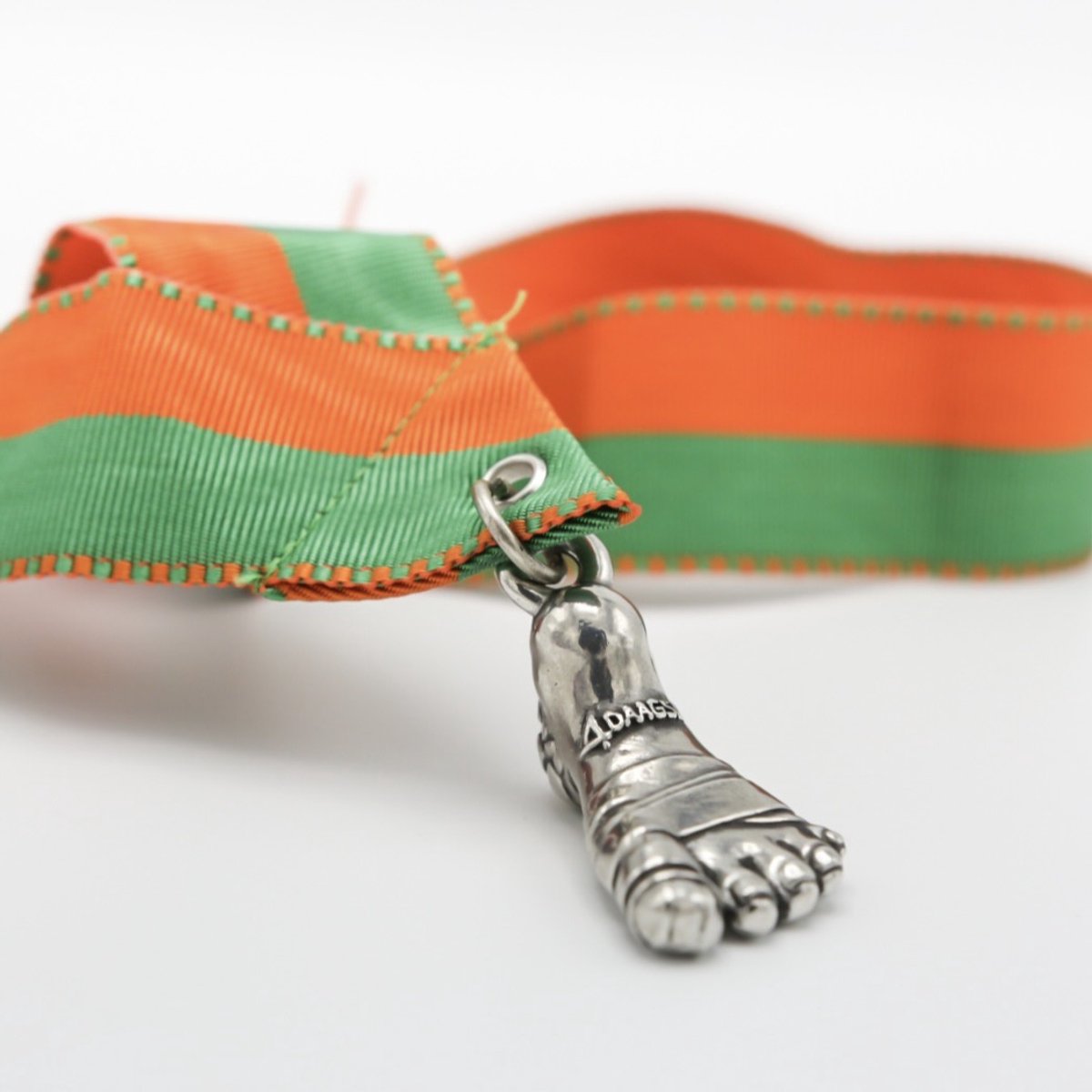 Medaille 4Daagse Nijmegen - gepleisterde voet - tin - Vierdaagse - lint oranje groen