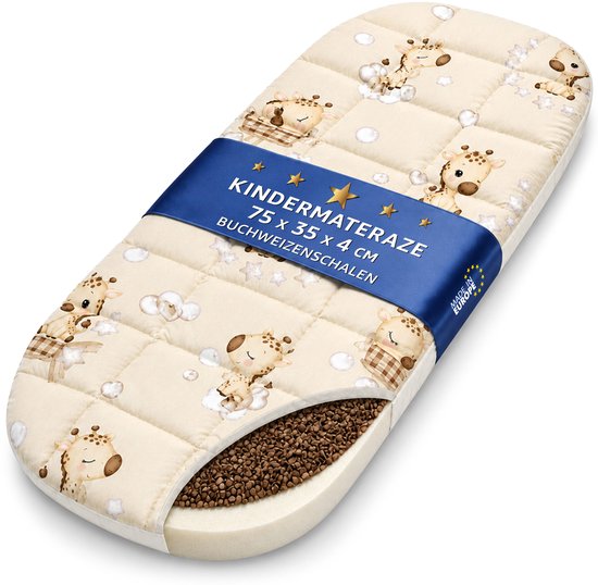 Een baby matras 75x35x4 cm met giraffe print, beigekleurig, beiges en sterren. Ingesneden deel toont boekweitdoppen.